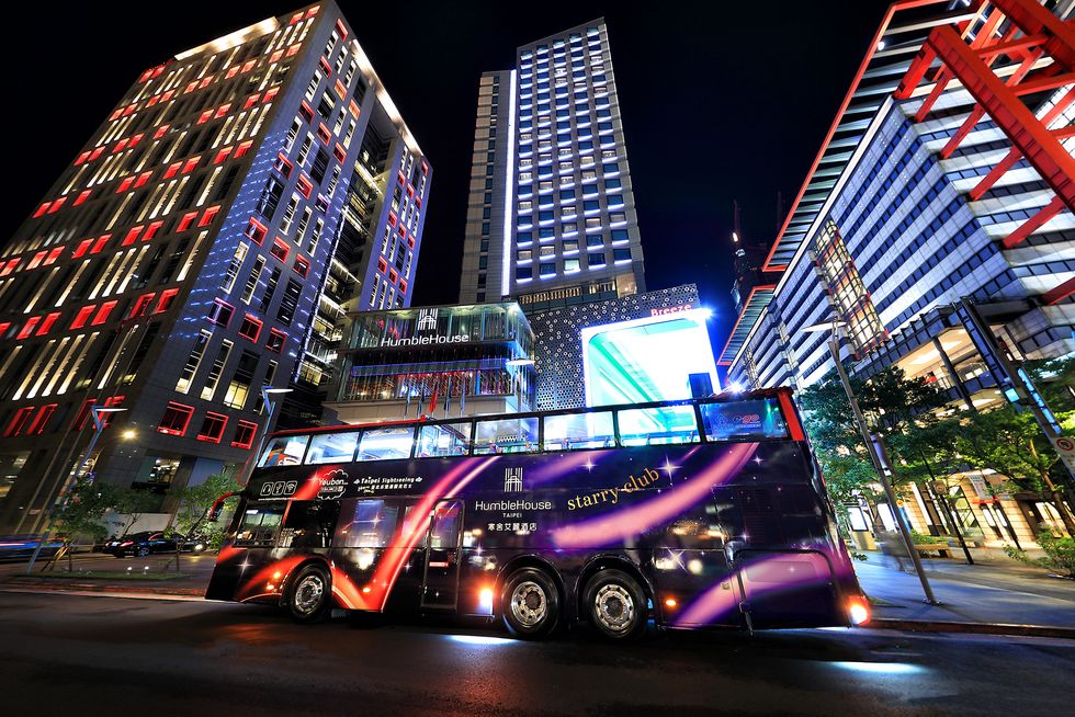 「星空巴士」100分鐘無限暢飲！寒舍艾麗酒店把台北觀光巴士變夜店，嗨看台北101、陶朱隱園夜景