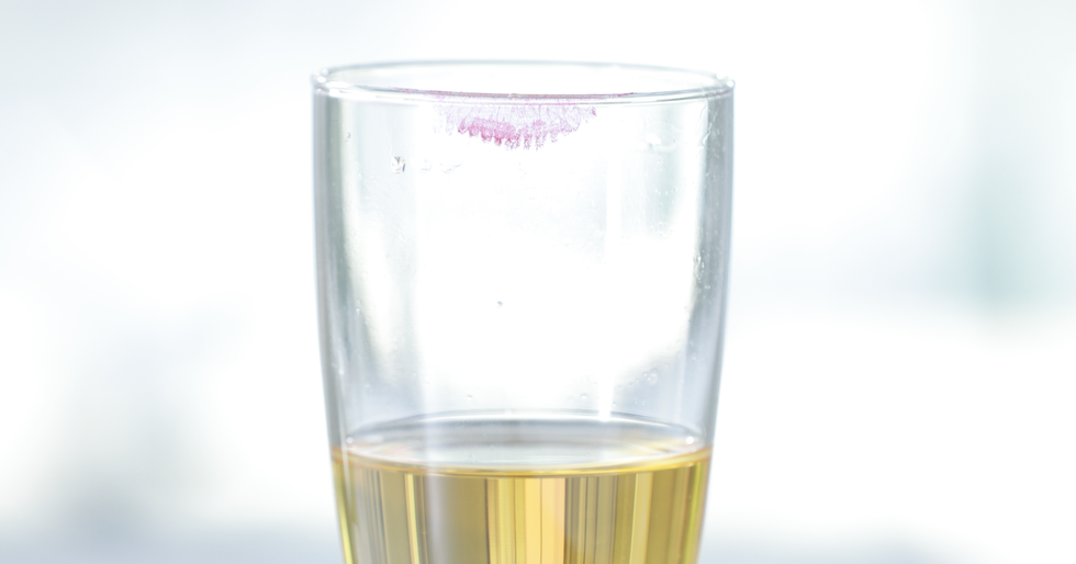 Pint glass, Glass, Highball glass, Tumbler, Drinkware, Yellow, Drink, Transparent material, Beer glass, Liquid, 