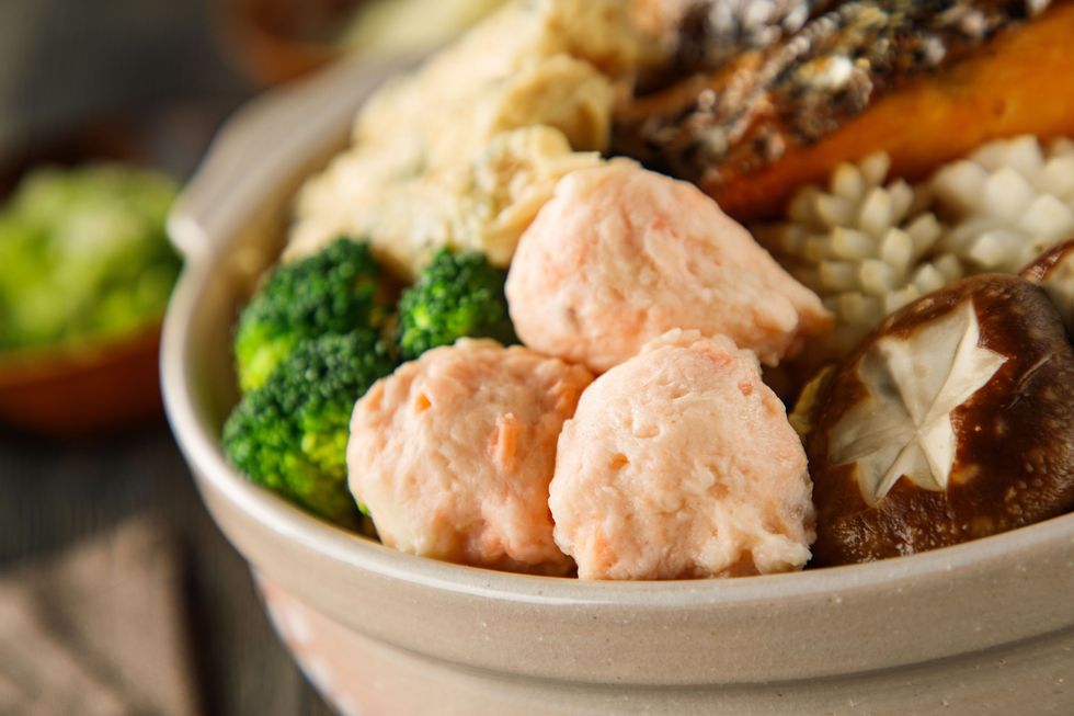美威鮭魚推出外帶年菜「美威珍品鮭魚佛跳牆」、「美威一品鮭魚海鮮鍋」、「美威鮭魚紅藜麥油飯」
