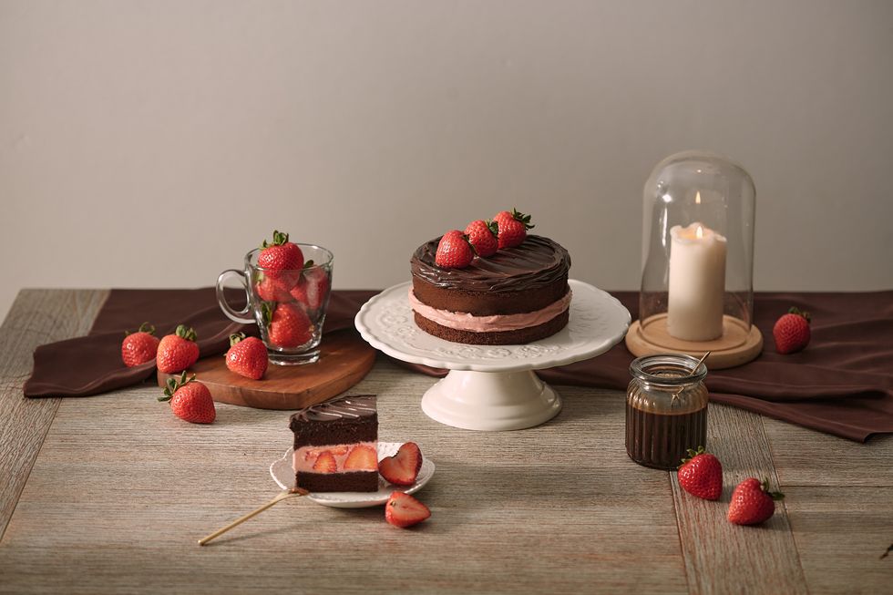 bac鮮甜草莓＋濃郁巧克力華麗回歸！「黑嘉侖草莓巧克力蛋糕」、「雪天使草莓蛋糕」甜食控必吃