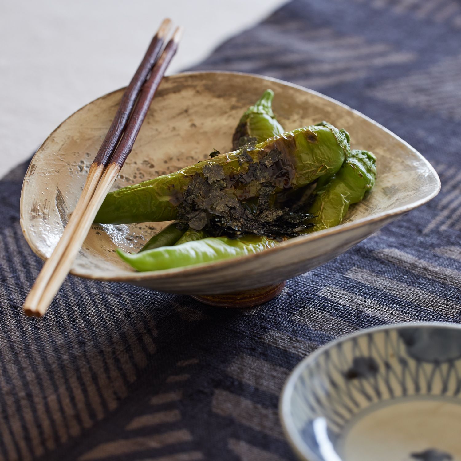 秋来たりて三島の器｜総菜や酒肴が似合う枯れた文様