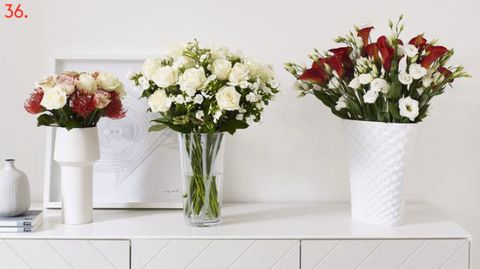 Petal, Bouquet, Flower, Cut flowers, White, Room, Artifact, Interior design, Floristry, Flower Arranging, 