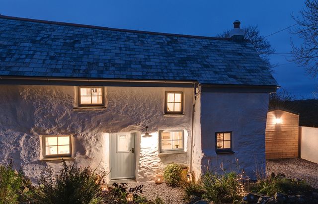 Tour this picture-perfect Cornish cottage