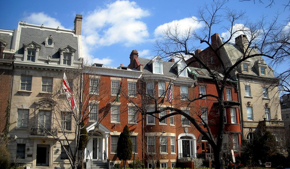 Window, Neighbourhood, Tree, Facade, Building, Town, Residential area, Mixed-use, House, Flag, 