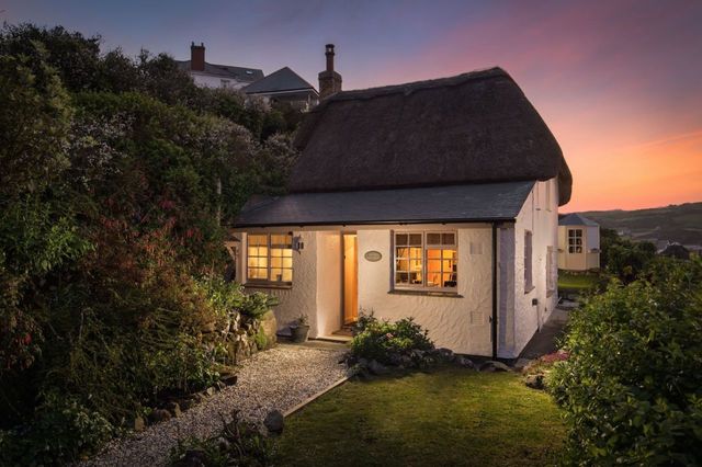 Exterior of Siren cottage in Cornwall