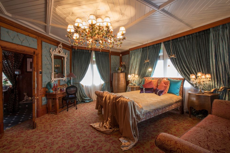 The Chalet Estate: Hampton Marina bedroom