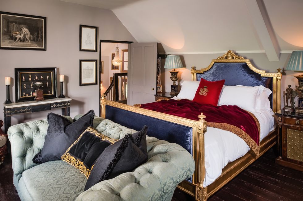 Darcy House stone cottage - regal themed bedroom