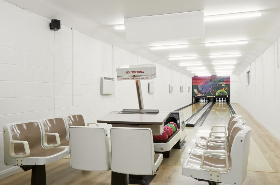 8 bedroom detached house in Berkshire - indoor bowling alley
