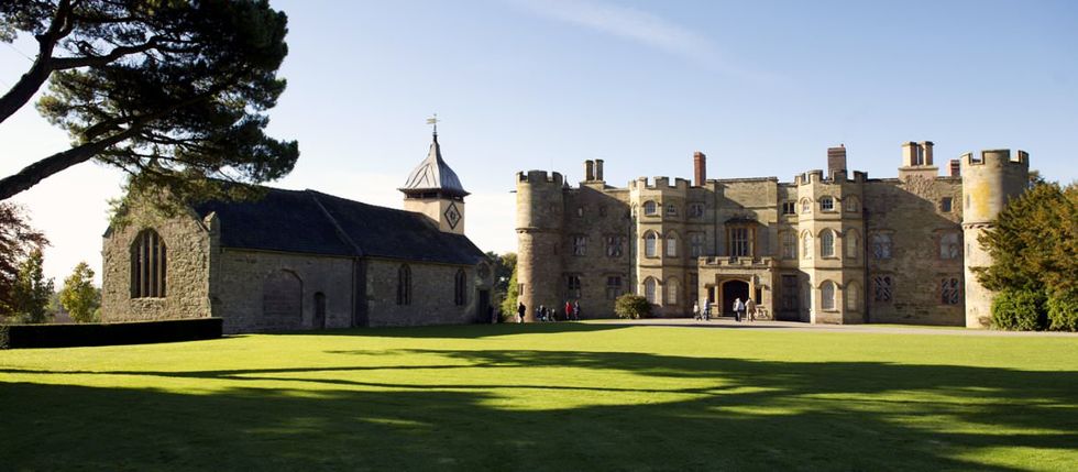 Property, Landmark, Facade, House, Lawn, Medieval architecture, Manor house, Palace, Mansion, Arch, 