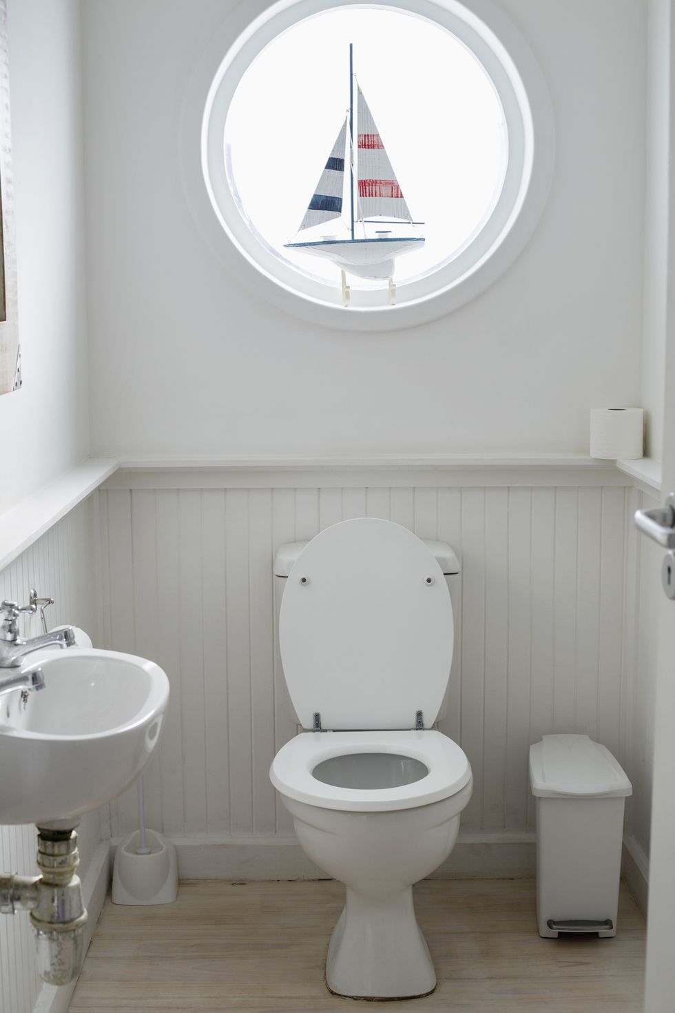 https://hips.hearstapps.com/housebeautiful.cdnds.net/16/45/1478698098-interiors-of-a-bathroom.jpg?crop=1.0xw:1xh;center,top&resize=980:*