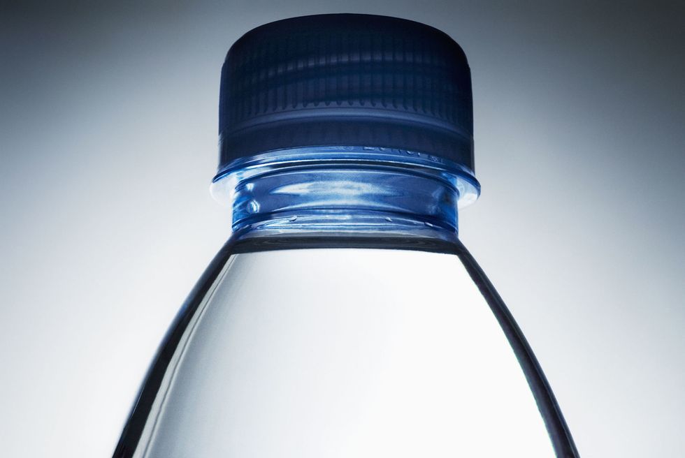 https://hips.hearstapps.com/housebeautiful.cdnds.net/16/45/2048x1371/gallery-1478697707-close-up-of-water-bottle-and-cap.jpg?resize=980:*