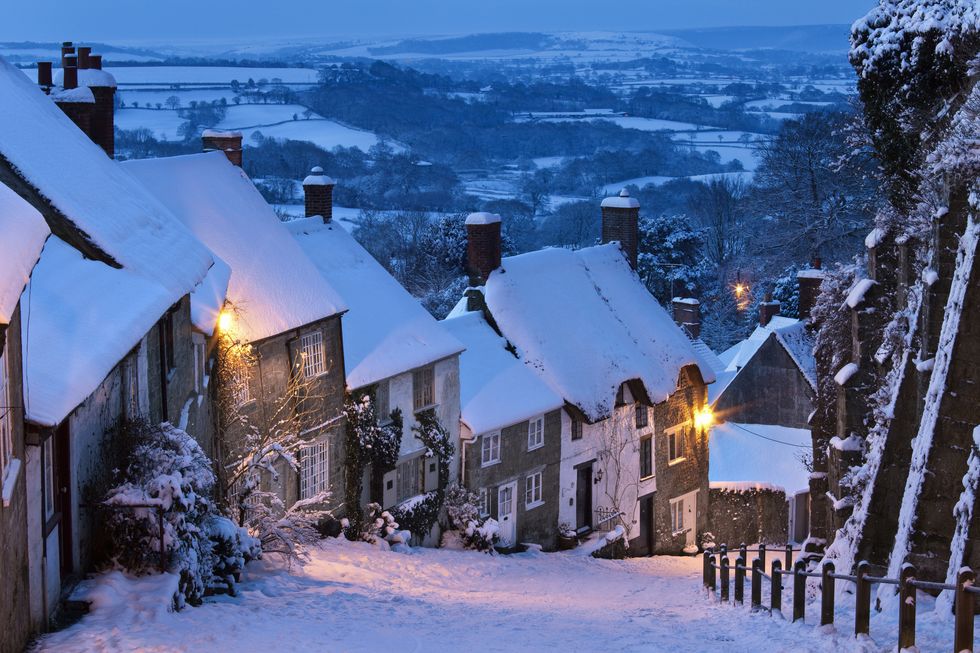 Cottages at Gold Hill in winter with snow, Shaftesbury, Dorset, England