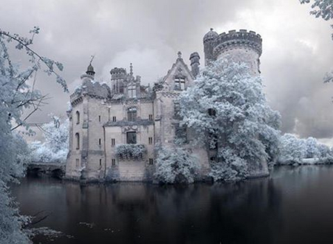 Water castle, Castle, Landmark, Atmospheric phenomenon, Reflection, Waterway, Moat, Freezing, Château, Water, 