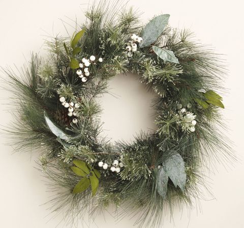 Decorating With Fresh Christmas Wreaths and Garlands - Fresh Christmas ...