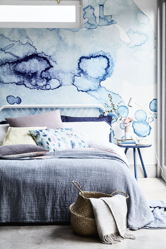 https://hips.hearstapps.com/housebeautiful.cdnds.net/17/10/style-inspiration-inky-blues-3.jpg?fill=640:959&resize=980:*