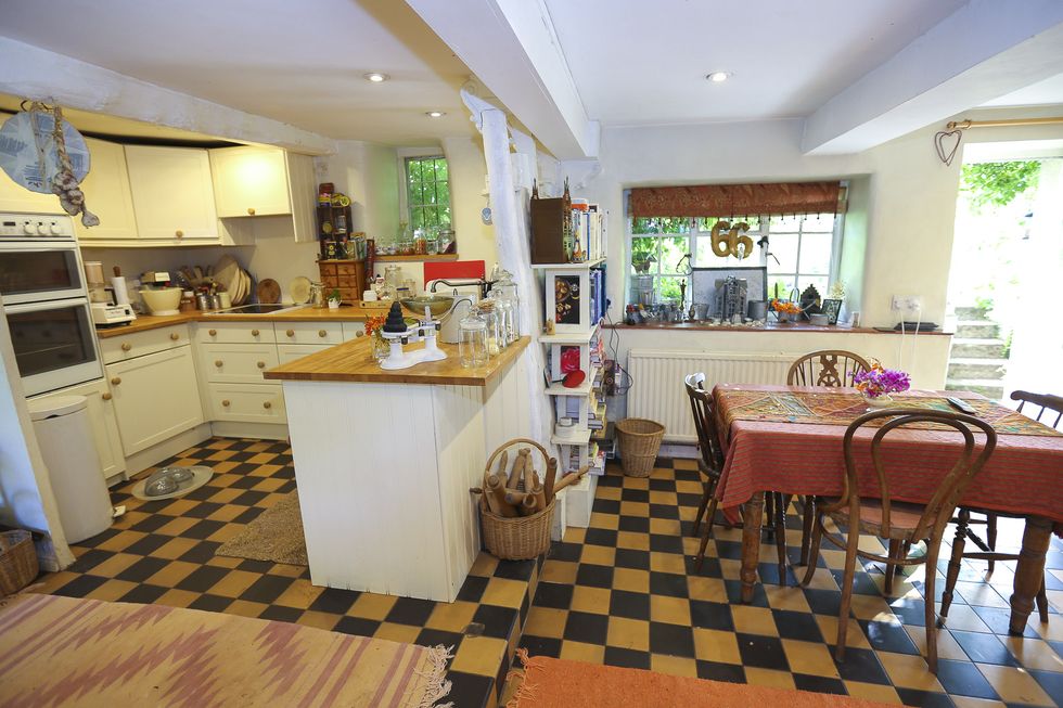 Parliament House cottage, kitchen, Woods Estate Agents & Auctioneers