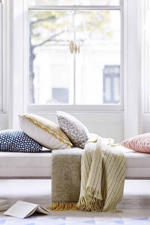 Living room accessories: cushions and throws