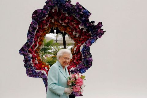 Britain's Queen Elizabeth views a floral tribute to her for her 90th anniversary, designed by florist Veevers Carter, on the New Covent Garden Flower Market stand at the RHS Chelsea Flower Show 2016 in London, UK Monday May 23, 2016.