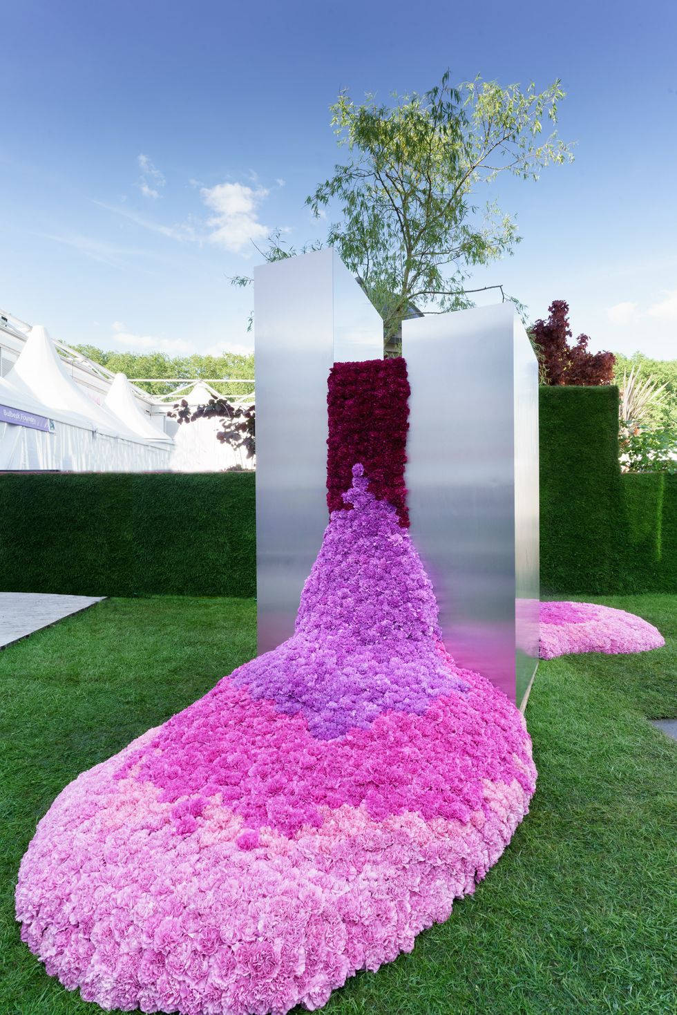 Bull Ring Gate at Chelsea Flower Show purple ombre carnations