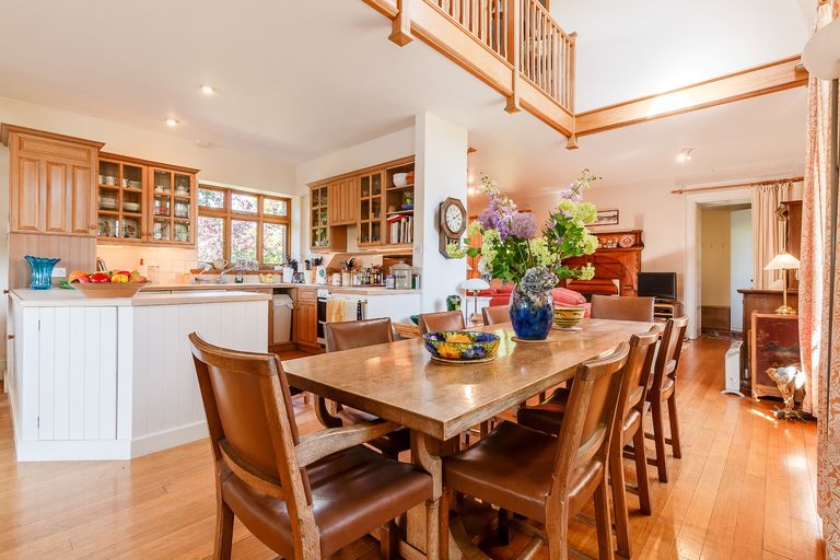 A stunning period Oxfordshire boathouse overlooking the Thames ...