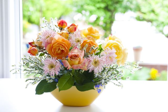 https://hips.hearstapps.com/housebeautiful.cdnds.net/17/28/2048x1364/gallery-1499826264-summer-flower-bouquet.jpg?resize=640:*