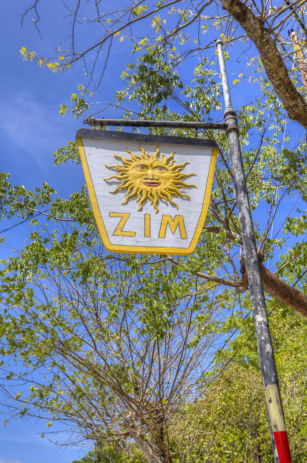 Zim Estate - Jennnifer Lopez video Ni Tu Ni Yo - property sign