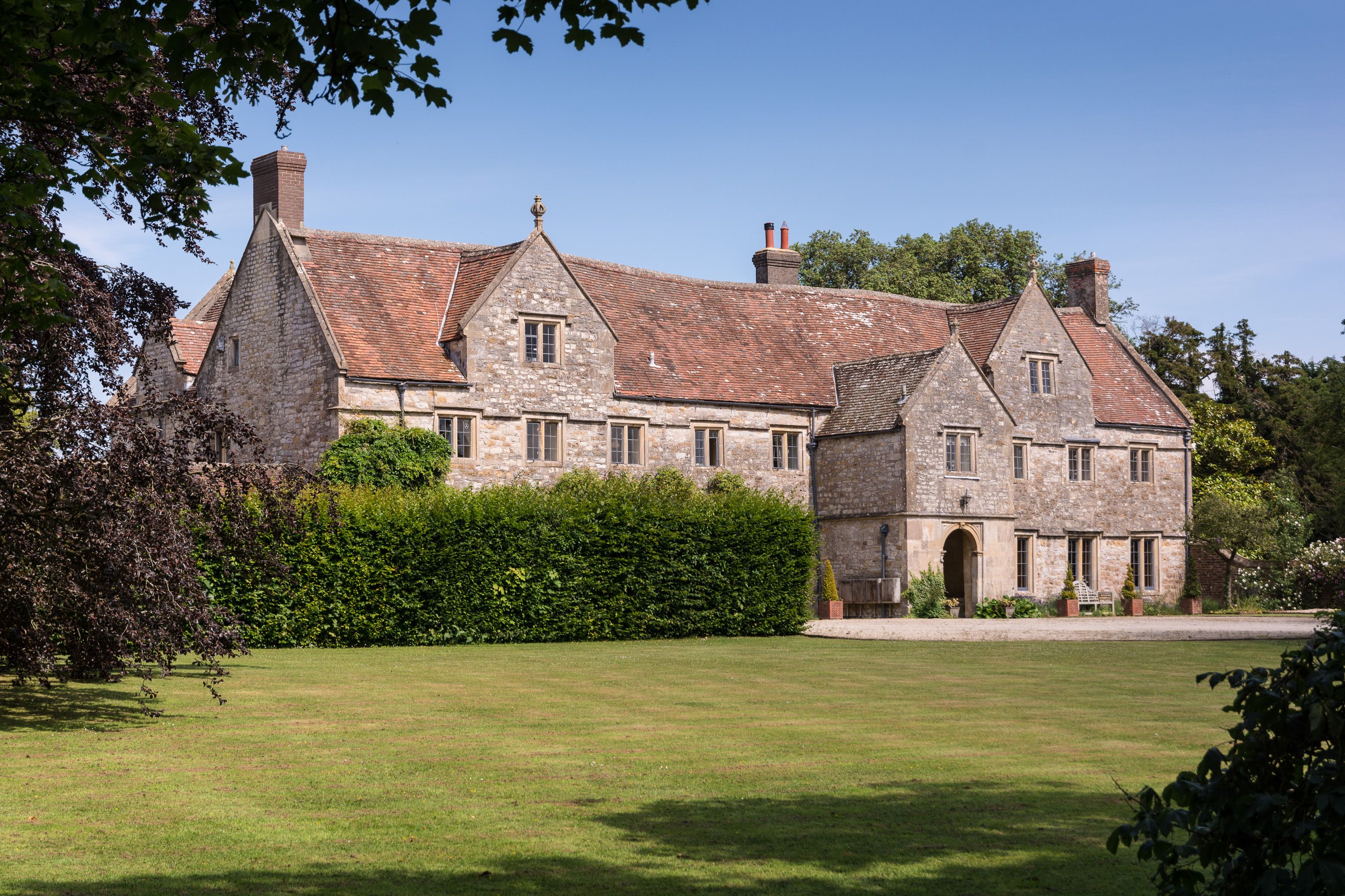 Celebrities For Glastonbury Land By Helicopter At This Manor House In Somerset