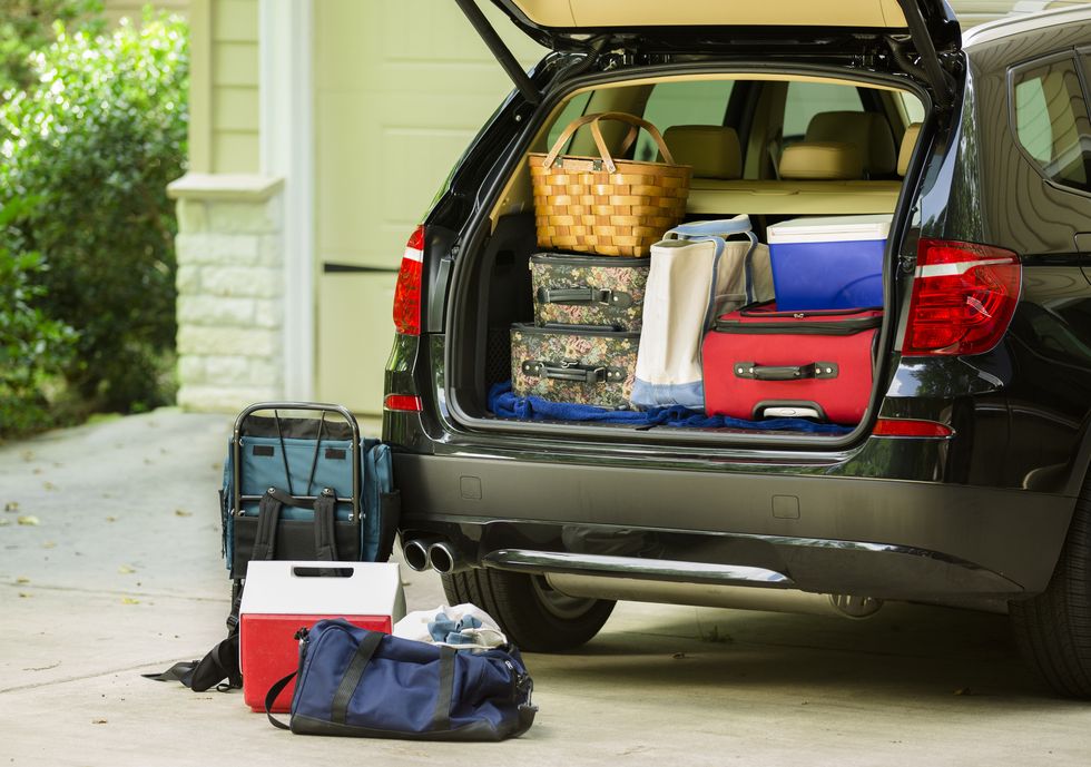 https://hips.hearstapps.com/housebeautiful.cdnds.net/17/31/1501672176-family-vehicle-packed-ready-for-road-trip-vacation-outside-home.jpg?resize=980:*