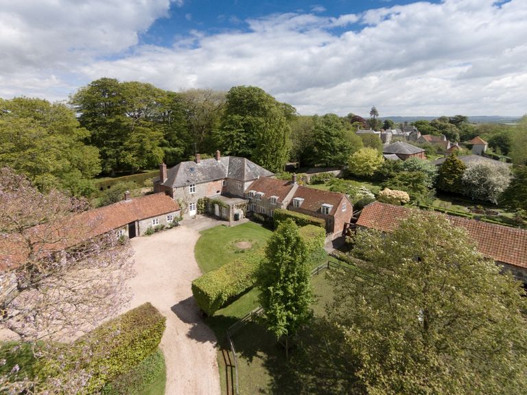 Vivien Leigh chose this English country house for her husband - for sale