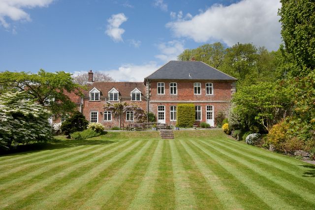 Vivien Leigh chose this English country house for her husband - for sale