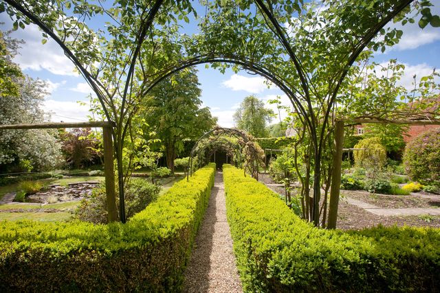 Vivien Leigh chose this English country house for her husband - for sale