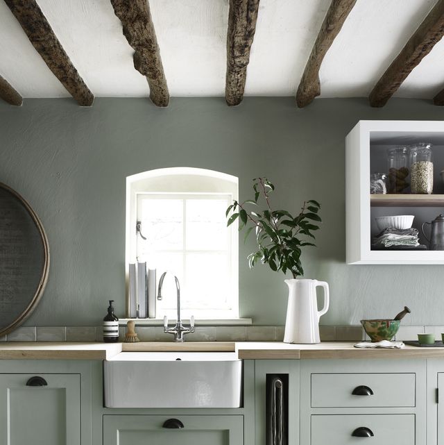 https://hips.hearstapps.com/housebeautiful.cdnds.net/17/39/1506512811-neptune-henley-kitchen-hand-painted-in-sage-from-14000-3.jpg?crop=0.990xw:0.743xh;0.00173xw,0.00910xh&resize=640:*