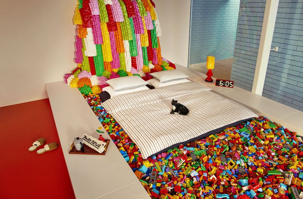 Airbnb - Lego House - bedroom - cat