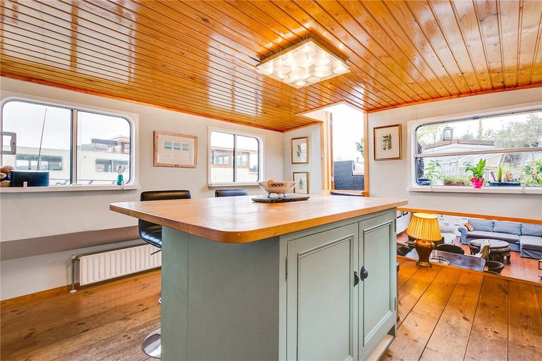 London houseboat On The River Thames Up For Sale