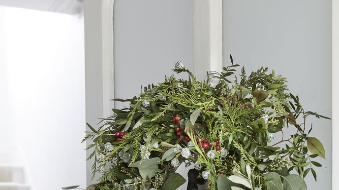 preview for How to make a fresh foliage Christmas wreath