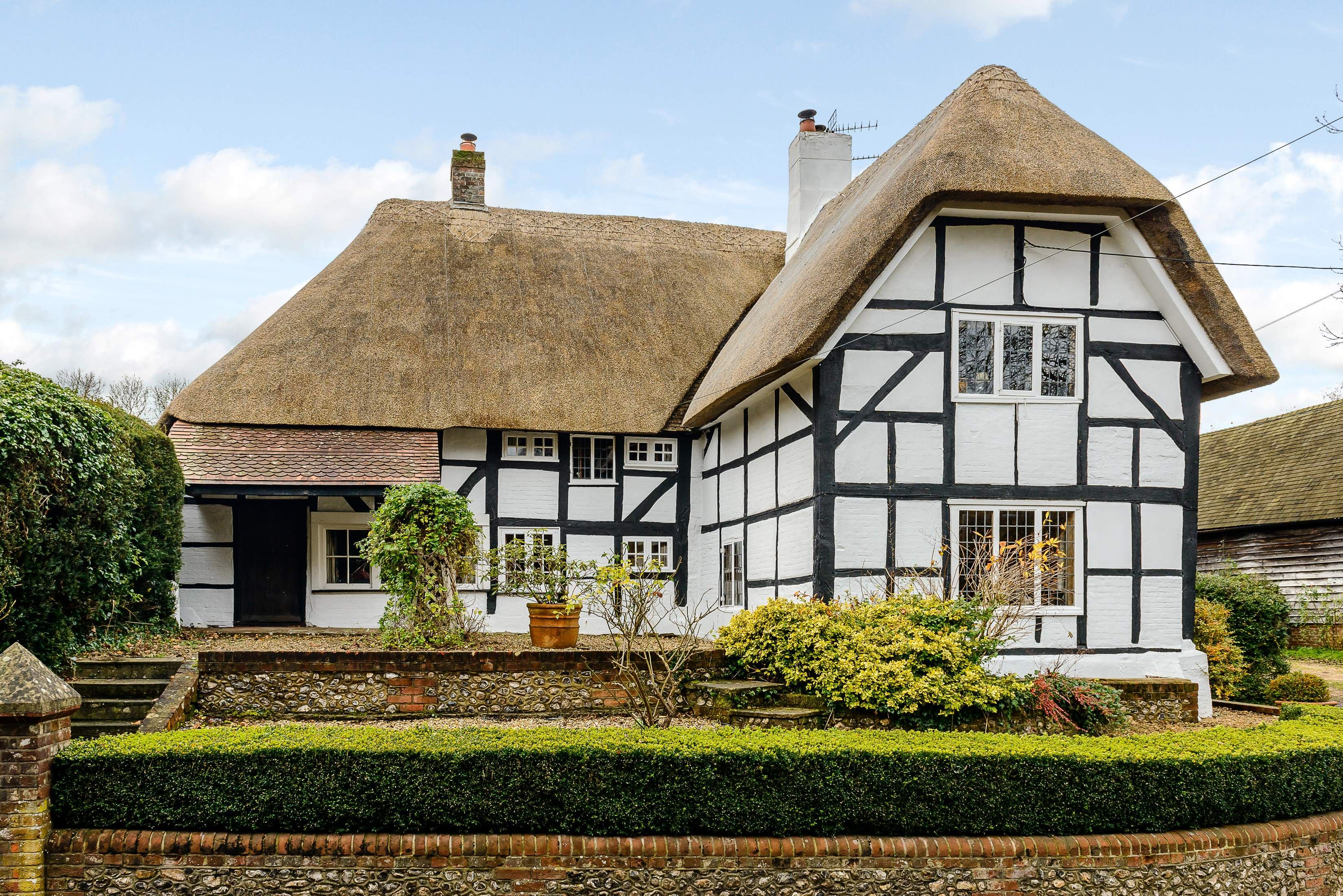 400-year-old Thatched Cottage For Sale In Hampshire - Country Homes ... 400-year-old Thatched Cottage For Sale In Hampshire - Country Homes ...