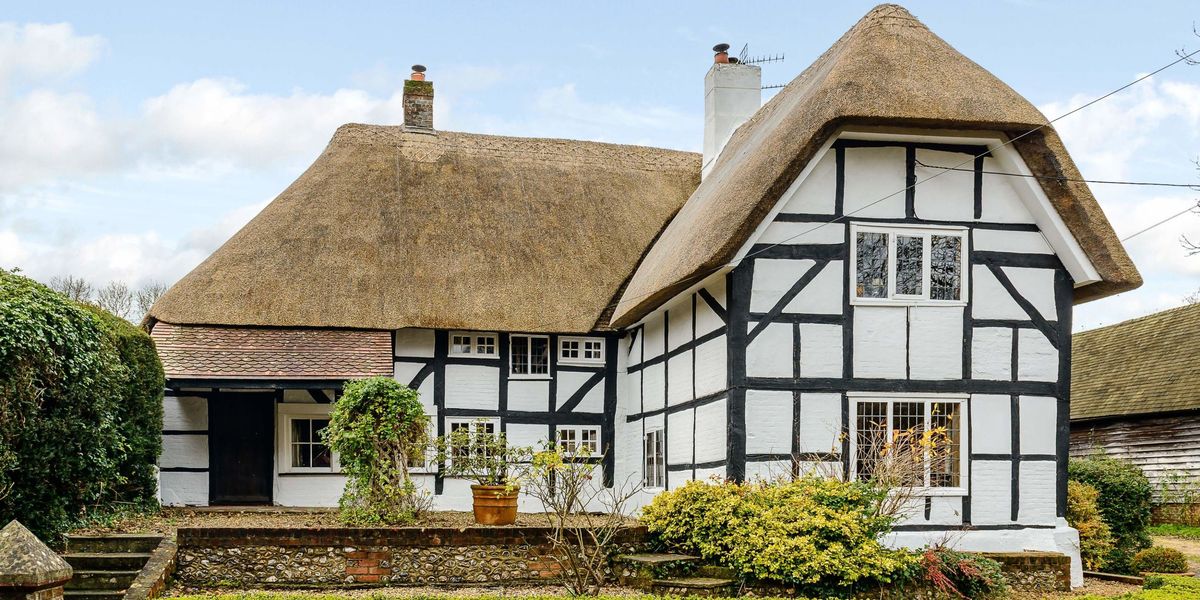 400-year-old Thatched Cottage For Sale In Hampshire - Country Homes For Sale