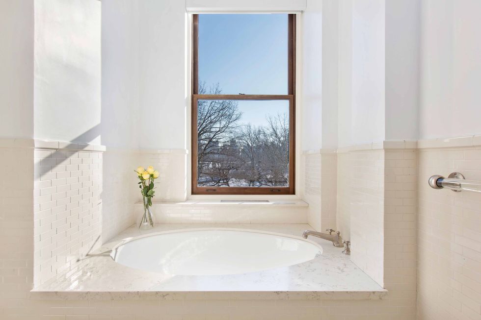 <p>The master suite features a steam shower, separate soaking tub, and Central Park views.</p>
