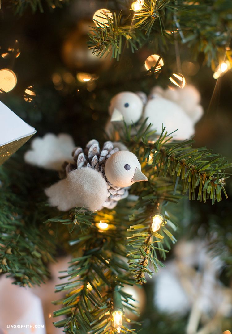 DIY Easy Christmas Ornament With Evergreens & Pinecones