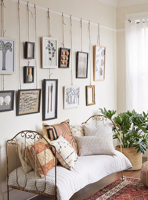 Hang a canvas on a wall without hammer and nails