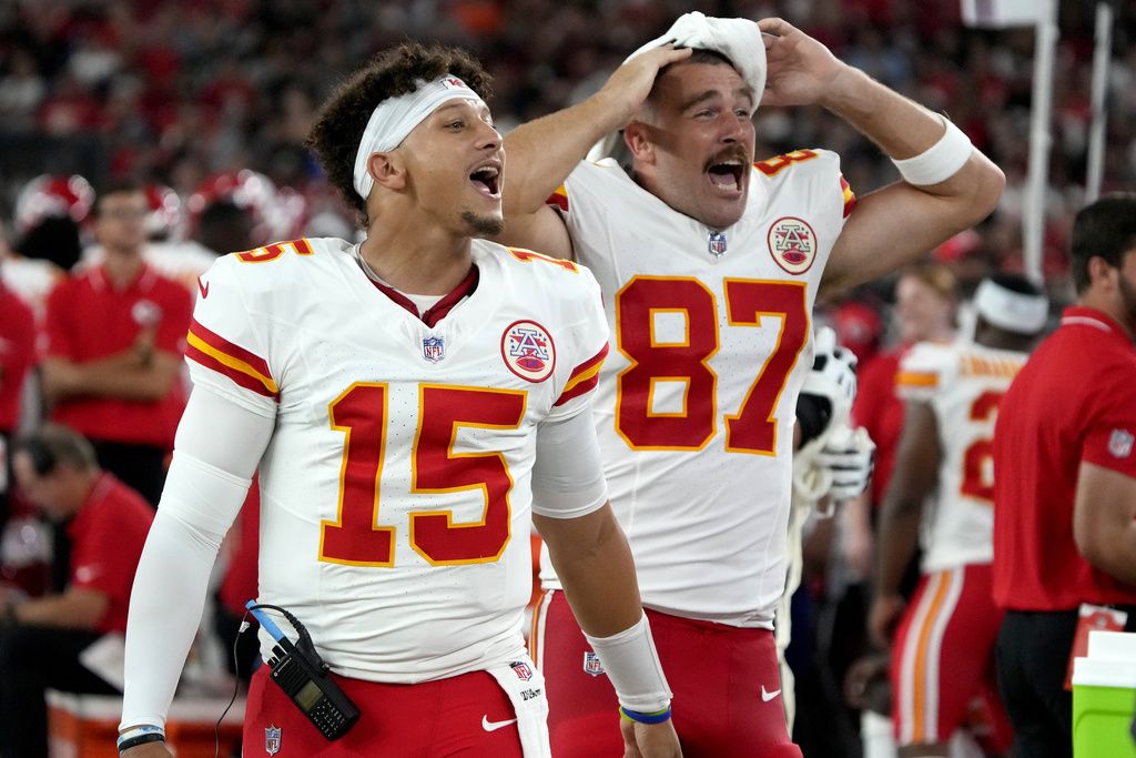 Kansas City Chiefs going with throwback gold end zone for Super Bowl