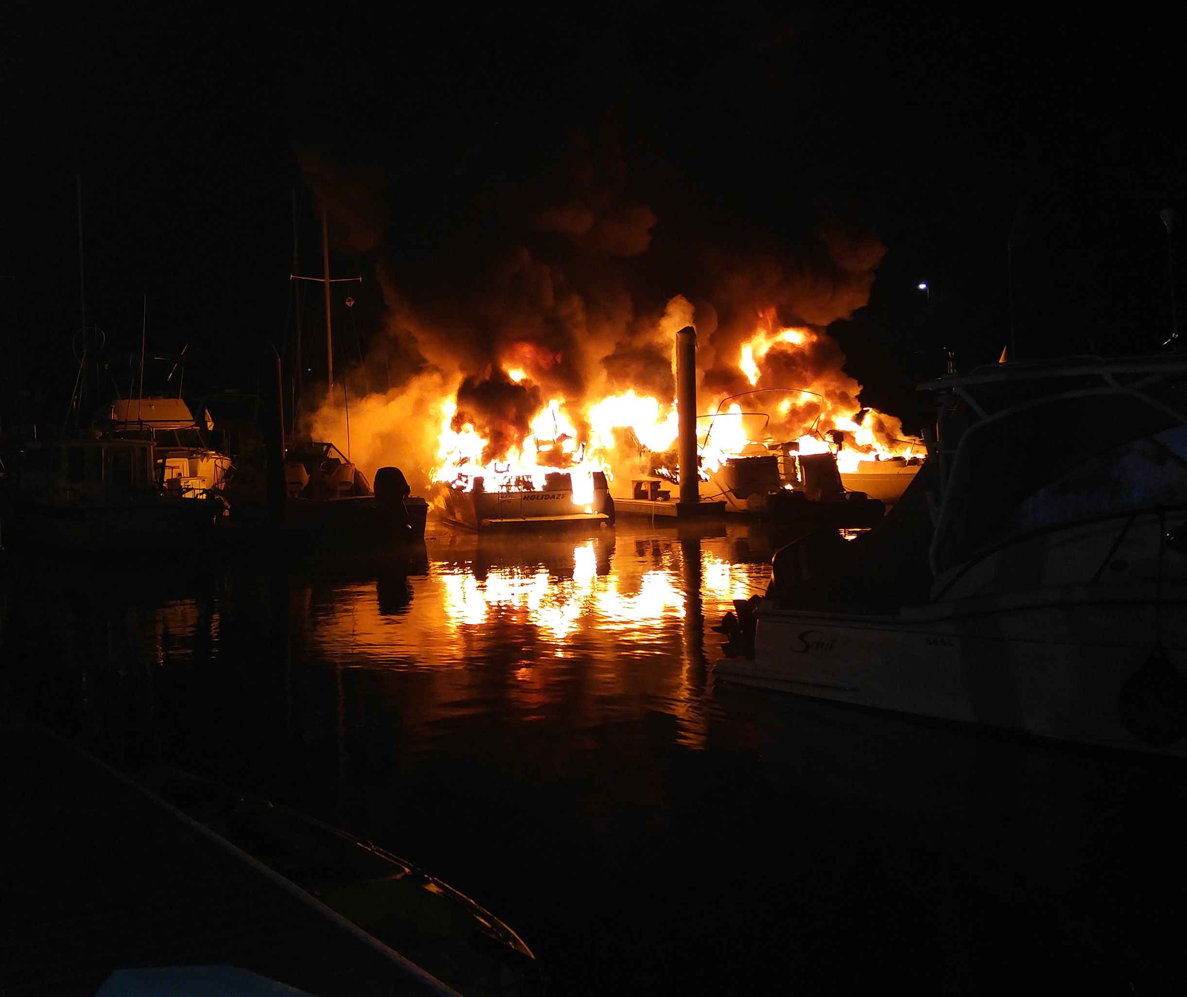 Fire burns boats in Santa Cruz yacht harbor