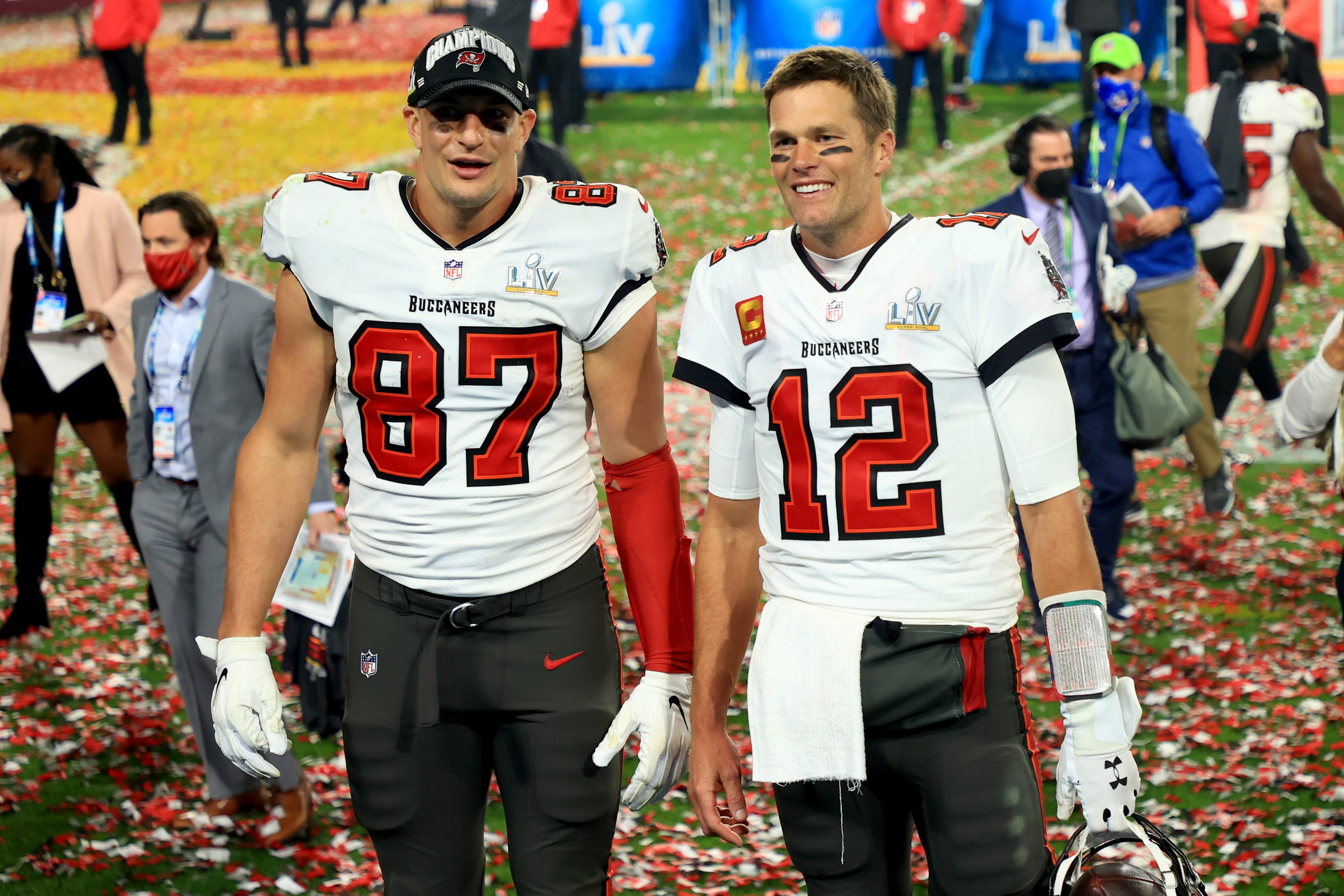 Buccaneers unveil first photos of Rob Gronkowski in team uniform