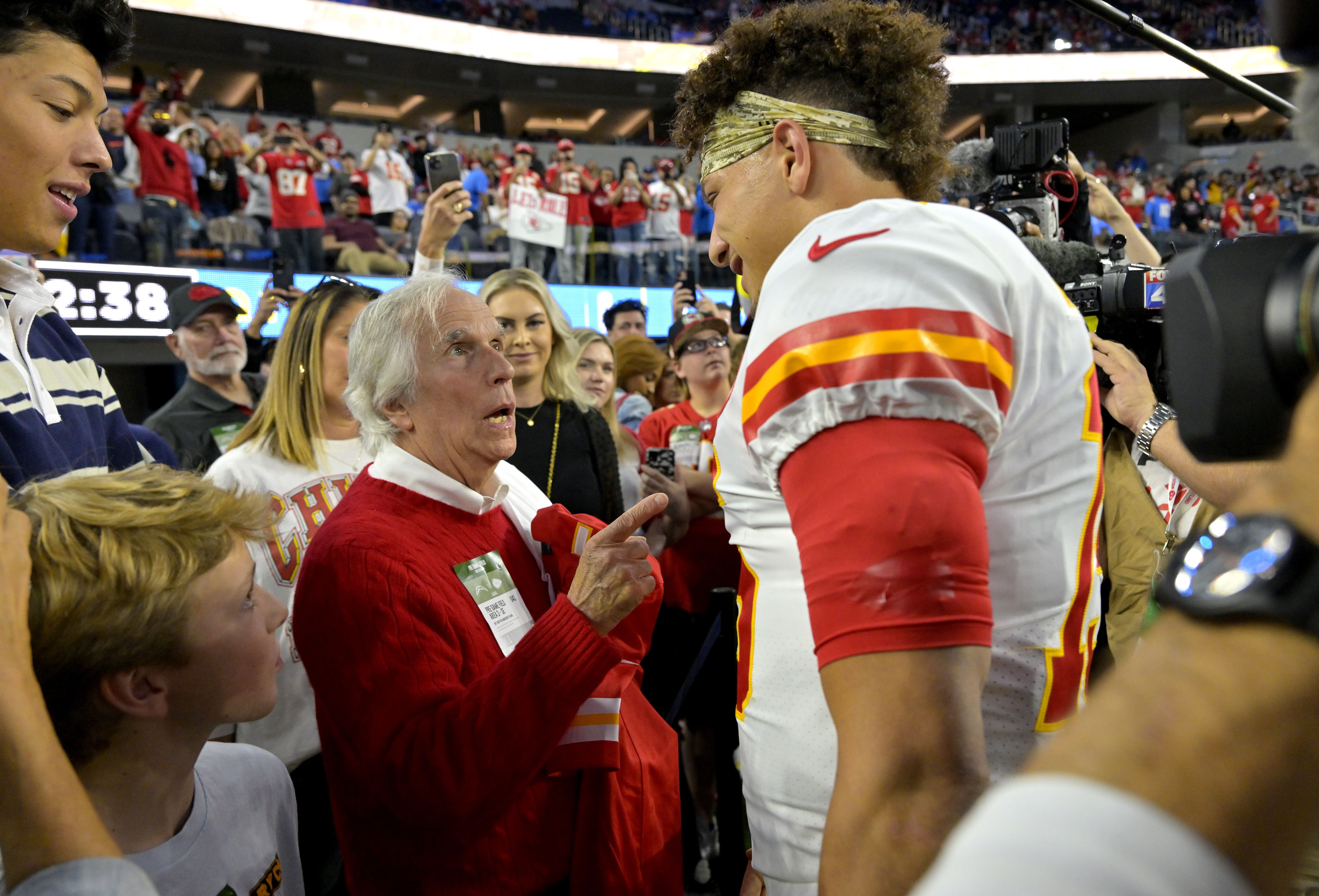 Patrick Mahomes gives Henry Winkler a personalized Kansas City Chiefs jersey