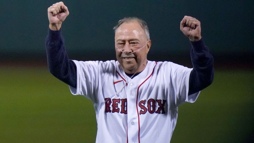 Boston Red Sox don throwback jerseys, honor 1975 World Series team