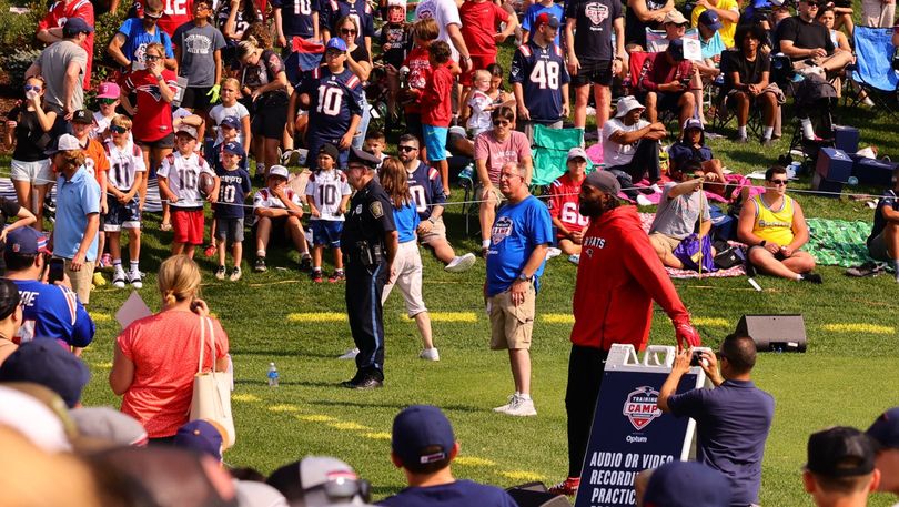 Patriots' Matthew Judon plays catch with fans at training camp