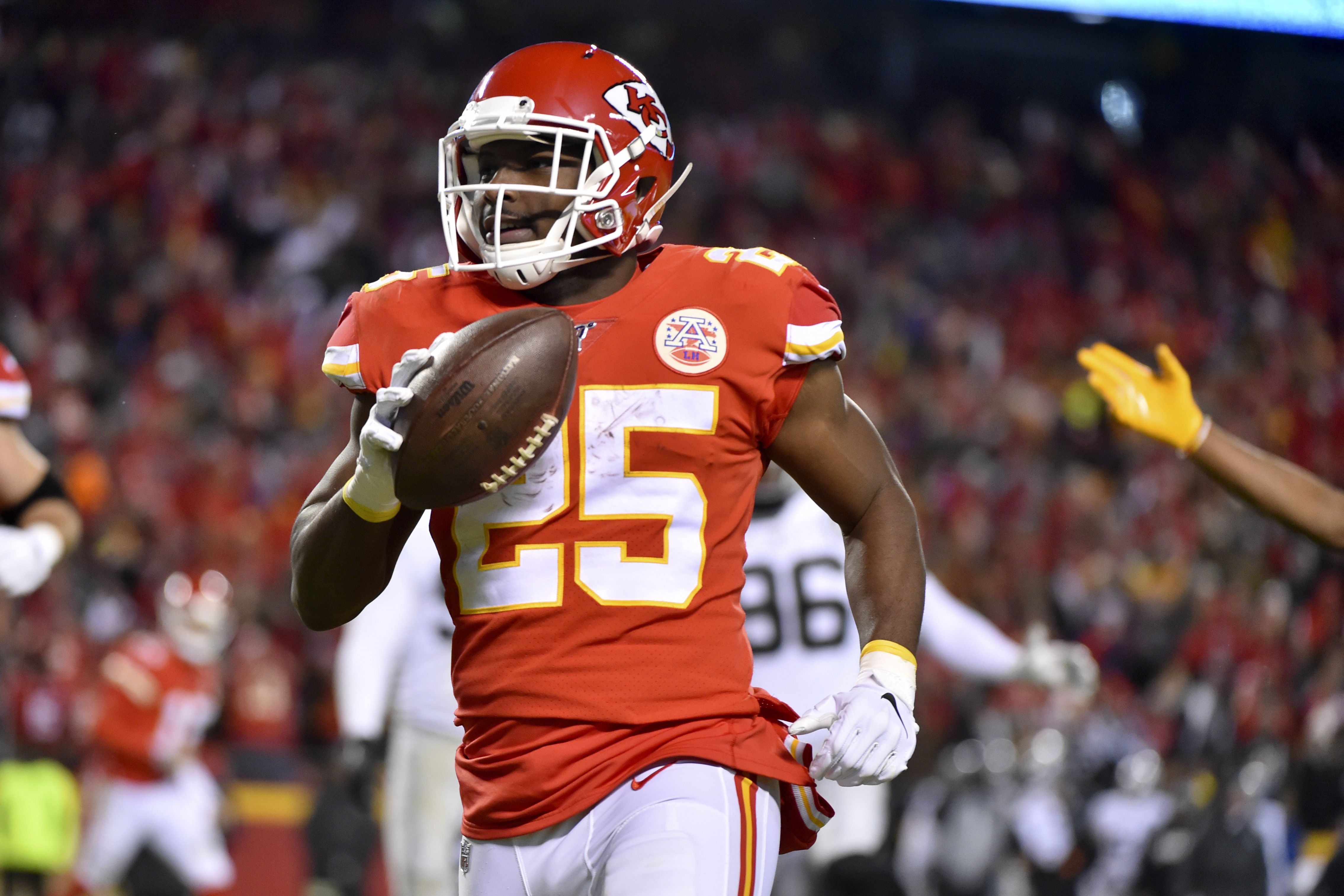 Raiders visit Chiefs with AFC West lead hanging in balance