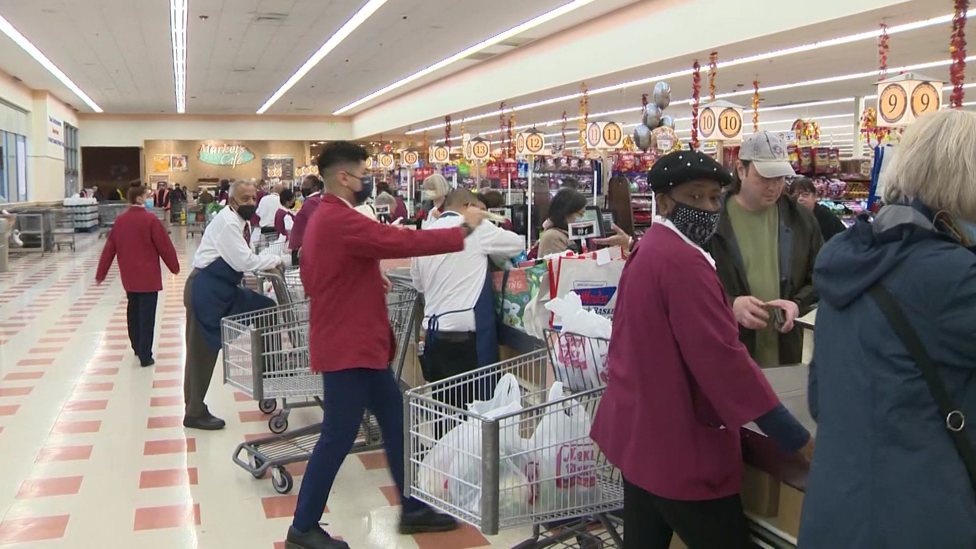 What it looks like inside Market Basket before Thanksgiving 2021