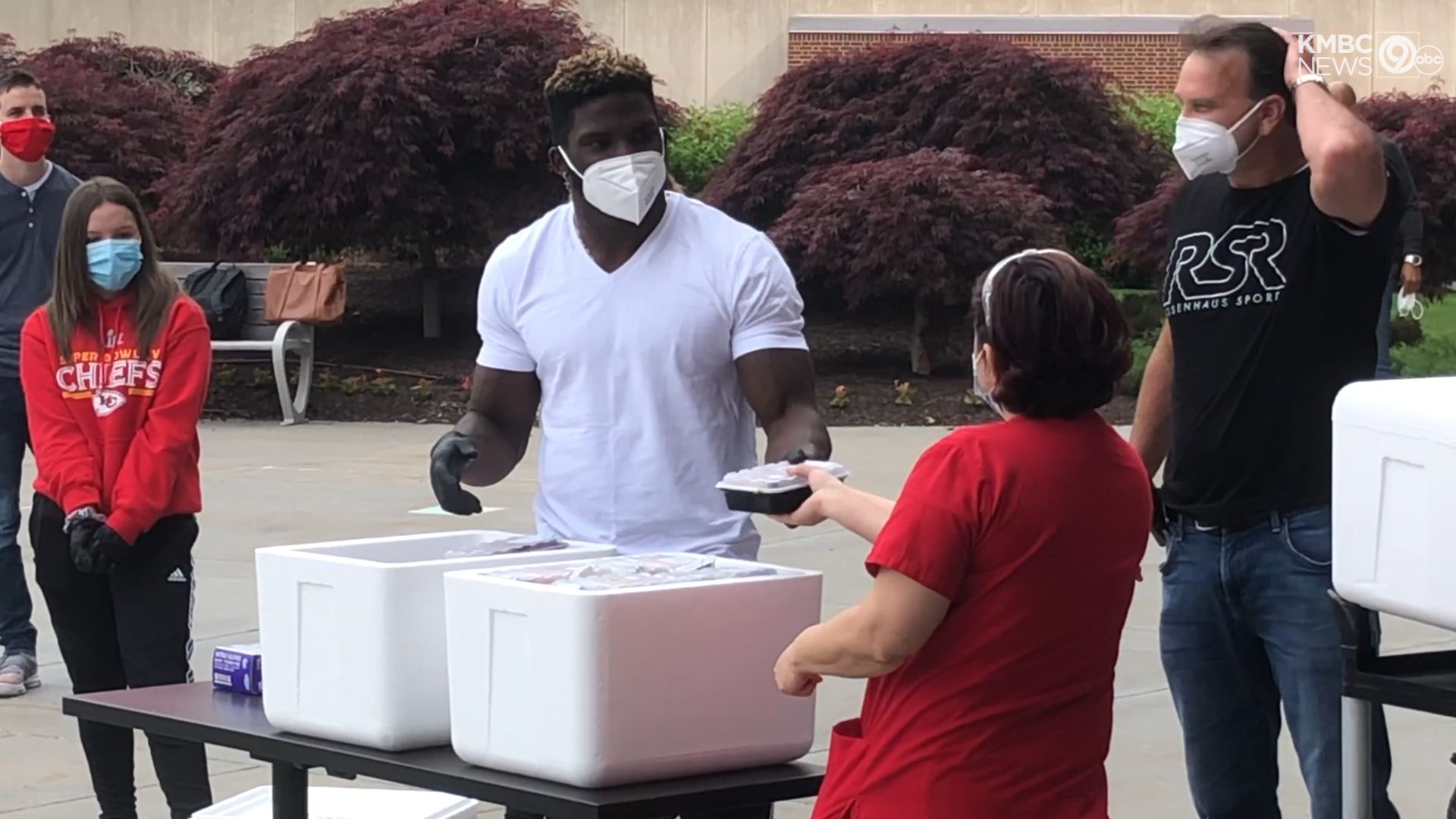 Tyreek Hill donates 6,000 meals to local families, challenges his