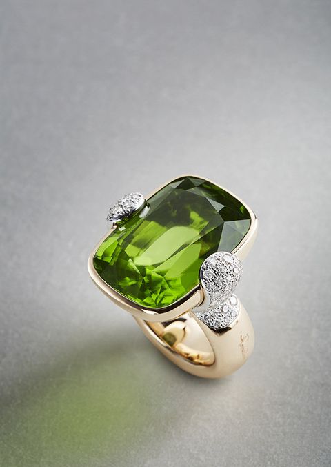 Green, Ring, Jewellery, Fashion accessory, Gemstone, Engagement ring, Platinum, Diamond, Emerald, Macro photography, 